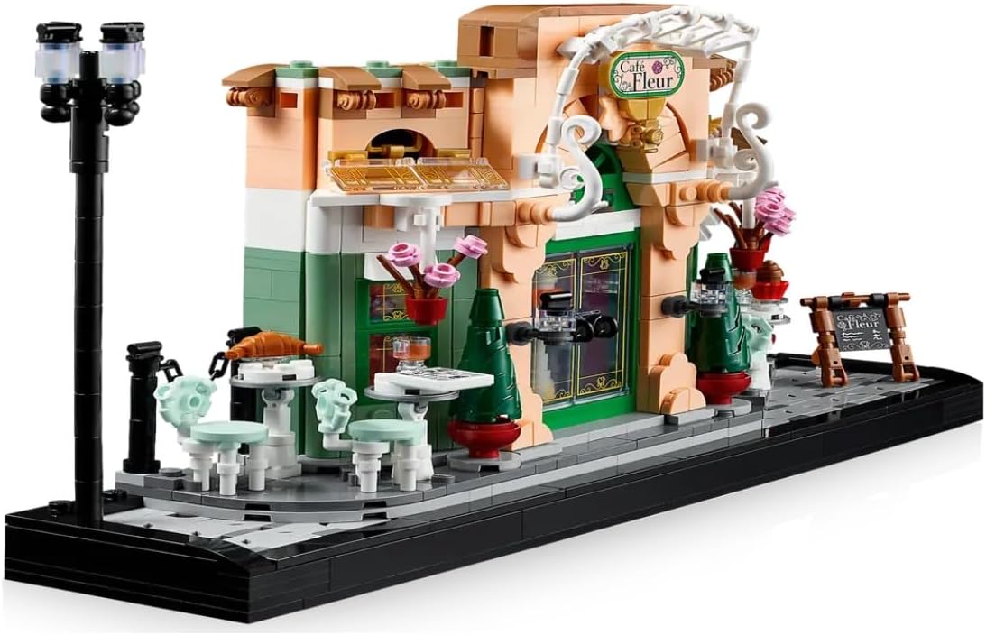LEGO Fransız Kafe 10362 - Yetişkin Kadın ve Erkekler için Süslü Koltuklar ve Asılı Saksılar İçeren Koleksiyonluk Dekoratif Model Yapım Seti, Ev veya Ofis Dekoru Kendin Yap Hediye Fikri (1101 Parça)