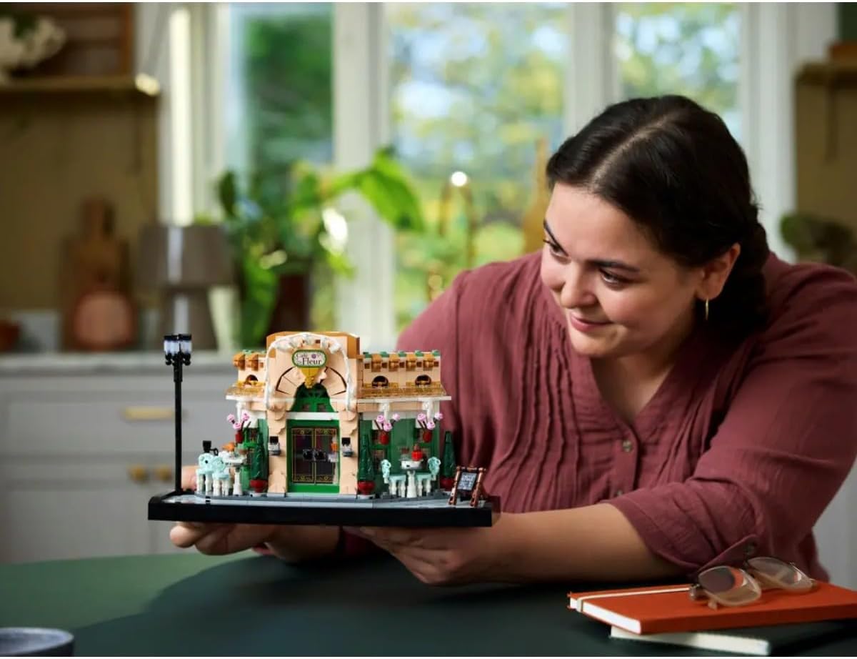 LEGO Fransız Kafe 10362 - Yetişkin Kadın ve Erkekler için Süslü Koltuklar ve Asılı Saksılar İçeren Koleksiyonluk Dekoratif Model Yapım Seti, Ev veya Ofis Dekoru Kendin Yap Hediye Fikri (1101 Parça)