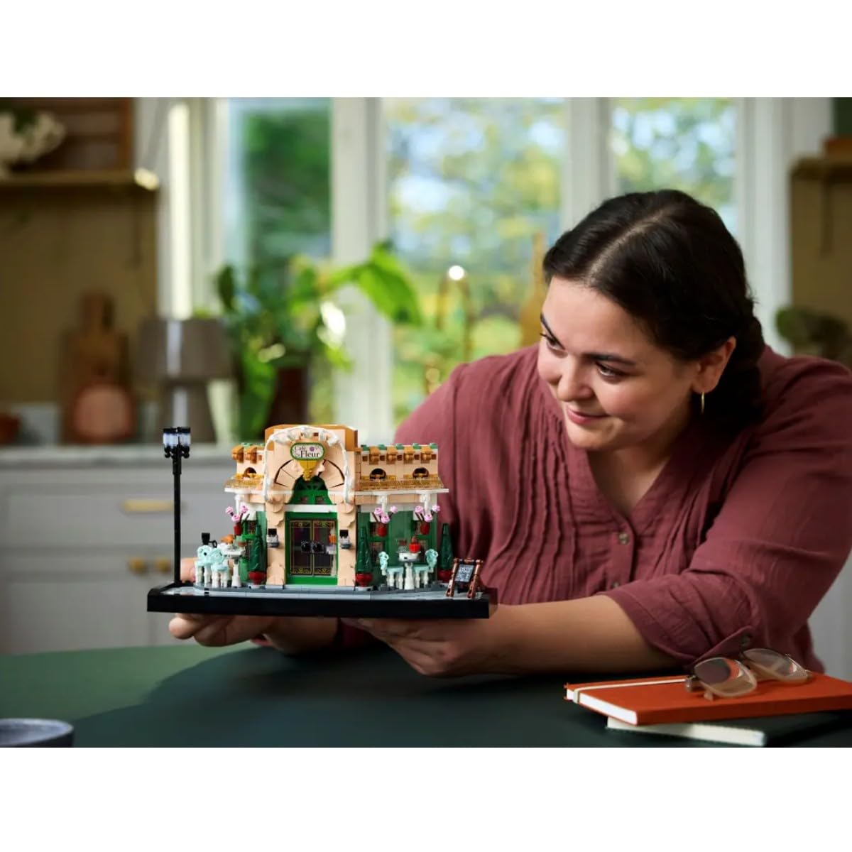 LEGO Fransız Kafe 10362 - Yetişkin Kadın ve Erkekler için Süslü Koltuklar ve Asılı Saksılar İçeren Koleksiyonluk Dekoratif Model Yapım Seti, Ev veya Ofis Dekoru Kendin Yap Hediye Fikri (1101 Parça)