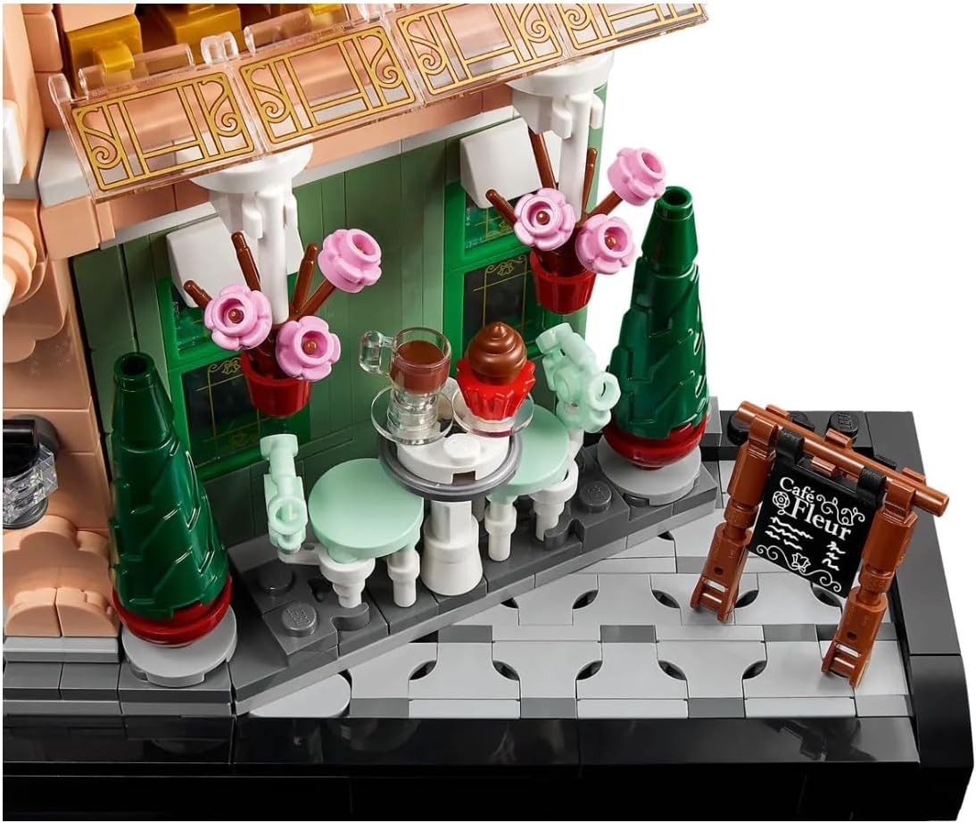 LEGO Fransız Kafe 10362 - Yetişkin Kadın ve Erkekler için Süslü Koltuklar ve Asılı Saksılar İçeren Koleksiyonluk Dekoratif Model Yapım Seti, Ev veya Ofis Dekoru Kendin Yap Hediye Fikri (1101 Parça)