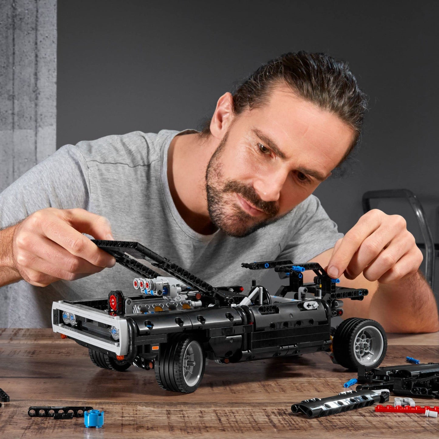 LEGO Technic Dom'un Dodge Charger'ı 42111 - 10 Yaş ve Üzeri Yüksek Performanslı Oyuncak Arabaları Seven Çocuklar için Koleksiyonluk Yaratıcı Oyuncak Model Yapım Seti (1077 Parça)