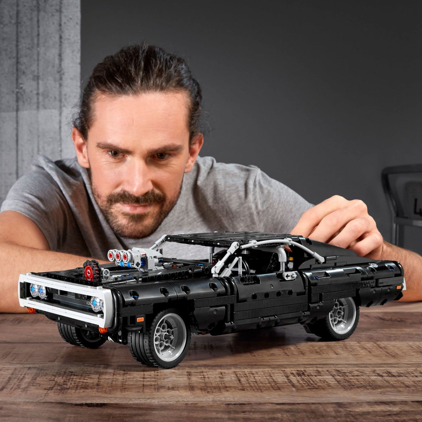 LEGO Technic Dom'un Dodge Charger'ı 42111 - 10 Yaş ve Üzeri Yüksek Performanslı Oyuncak Arabaları Seven Çocuklar için Koleksiyonluk Yaratıcı Oyuncak Model Yapım Seti (1077 Parça)